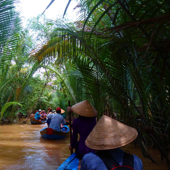 Sejltur med små kanoer i Mekong-deltaet i Vietnam.