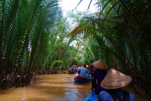 Sejltur med små kanoer i Mekong-deltaet i Vietnam.
