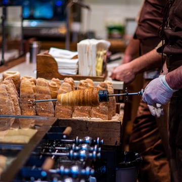 De traditionelle tjekkiske trdelnik-skorstensrørskager på et julemarked i Prag.