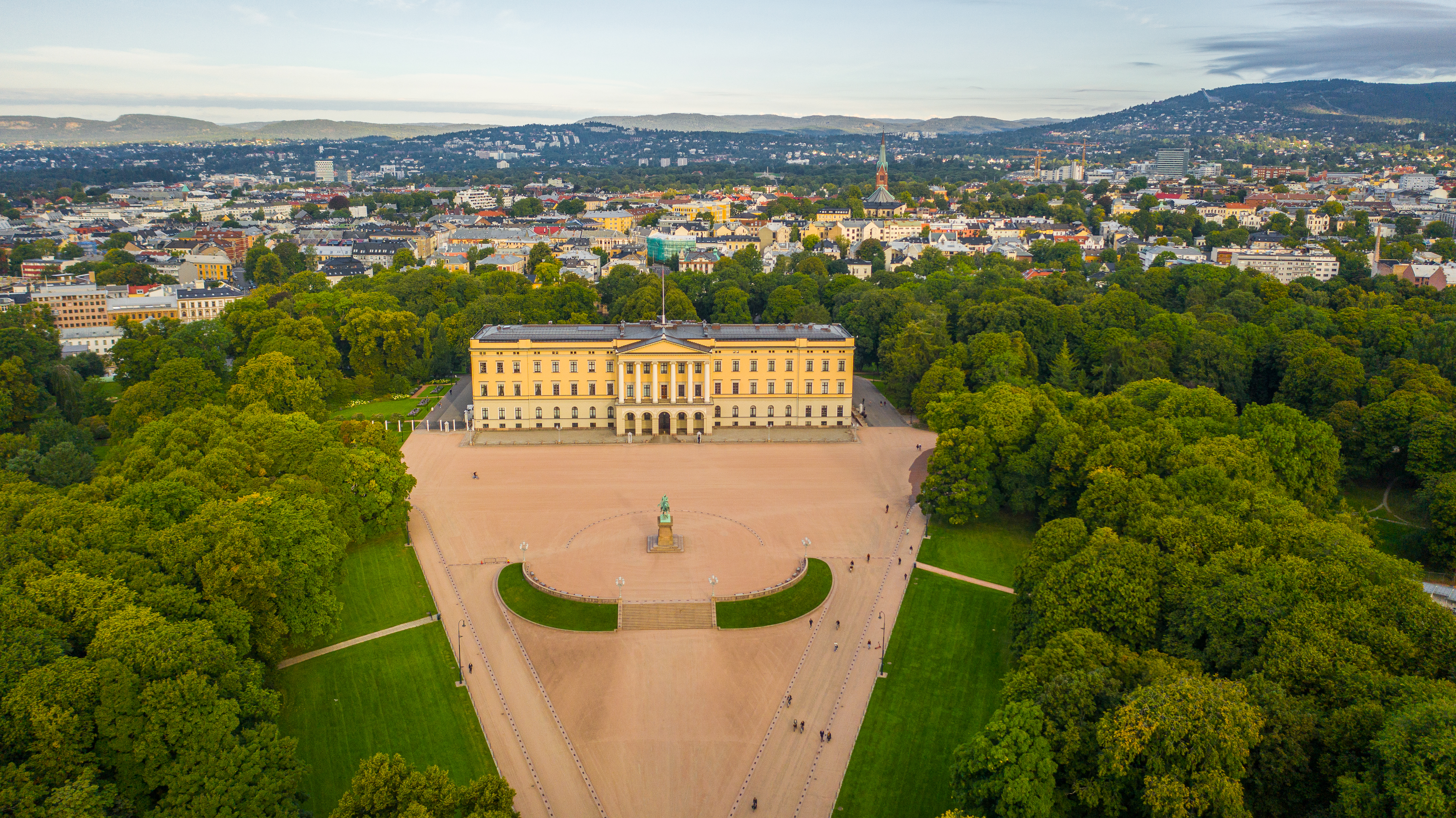 Luftfoto af Det Kongelige Slott i Oslo i Norge.