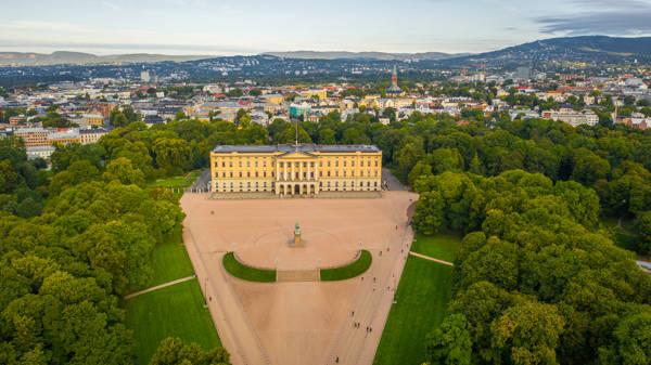 Luftfoto af Det Kongelige Slott i Oslo i Norge.