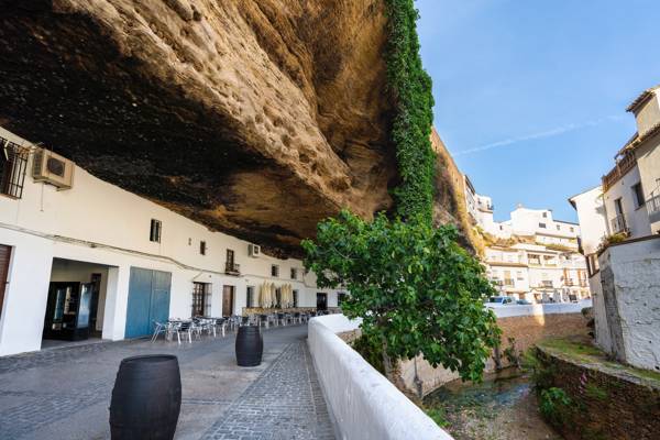 Klippebyen Setenil De Las Bodegas i Andalusien i Spanien.