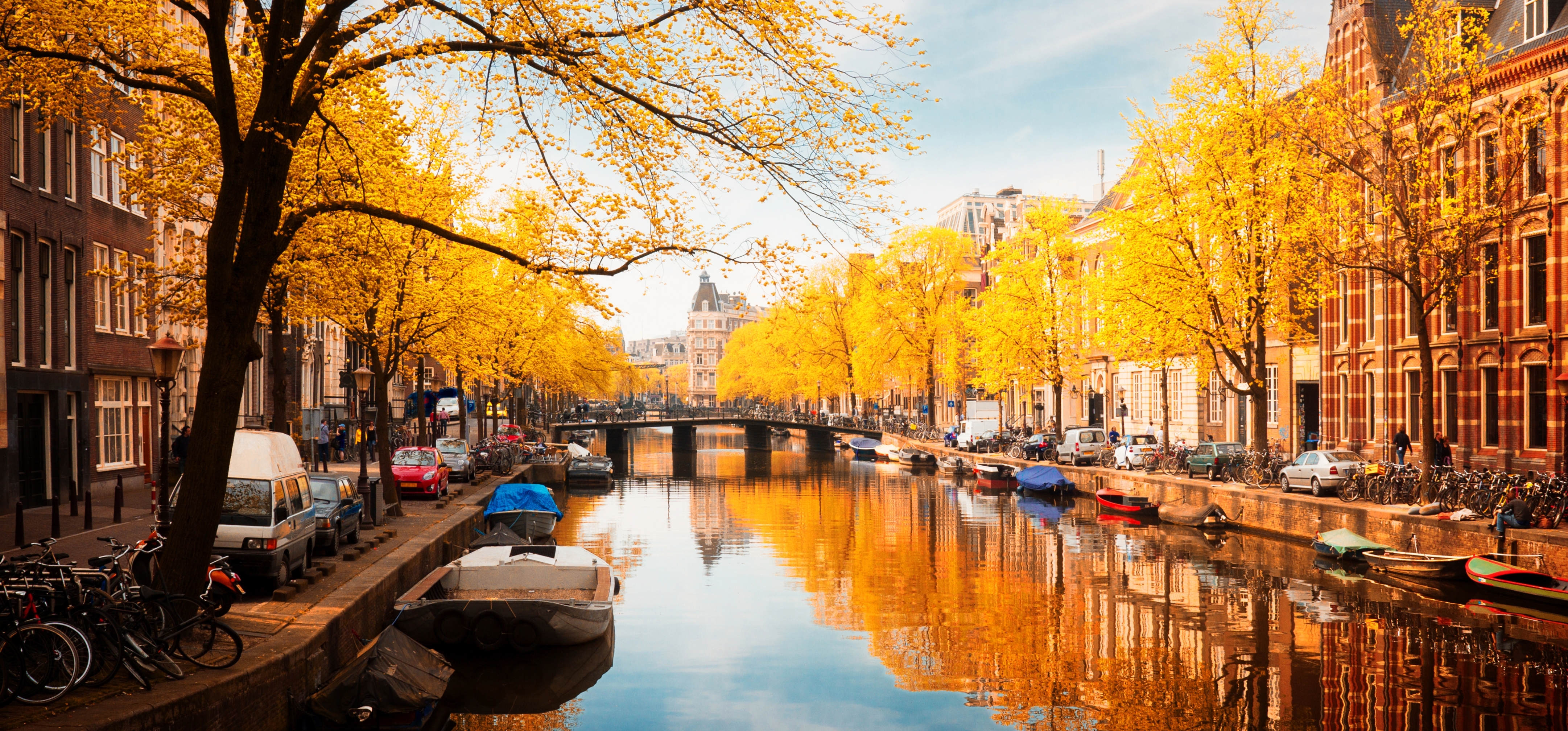 Kanal i Amsterdam i det smukke efterårsvejr.