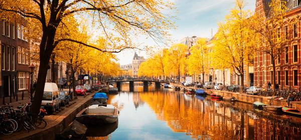 Kanal i Amsterdam i det smukke efterårsvejr.