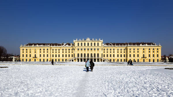 Oestrig Wien Shonbruun i det smukkeste vintervejr.