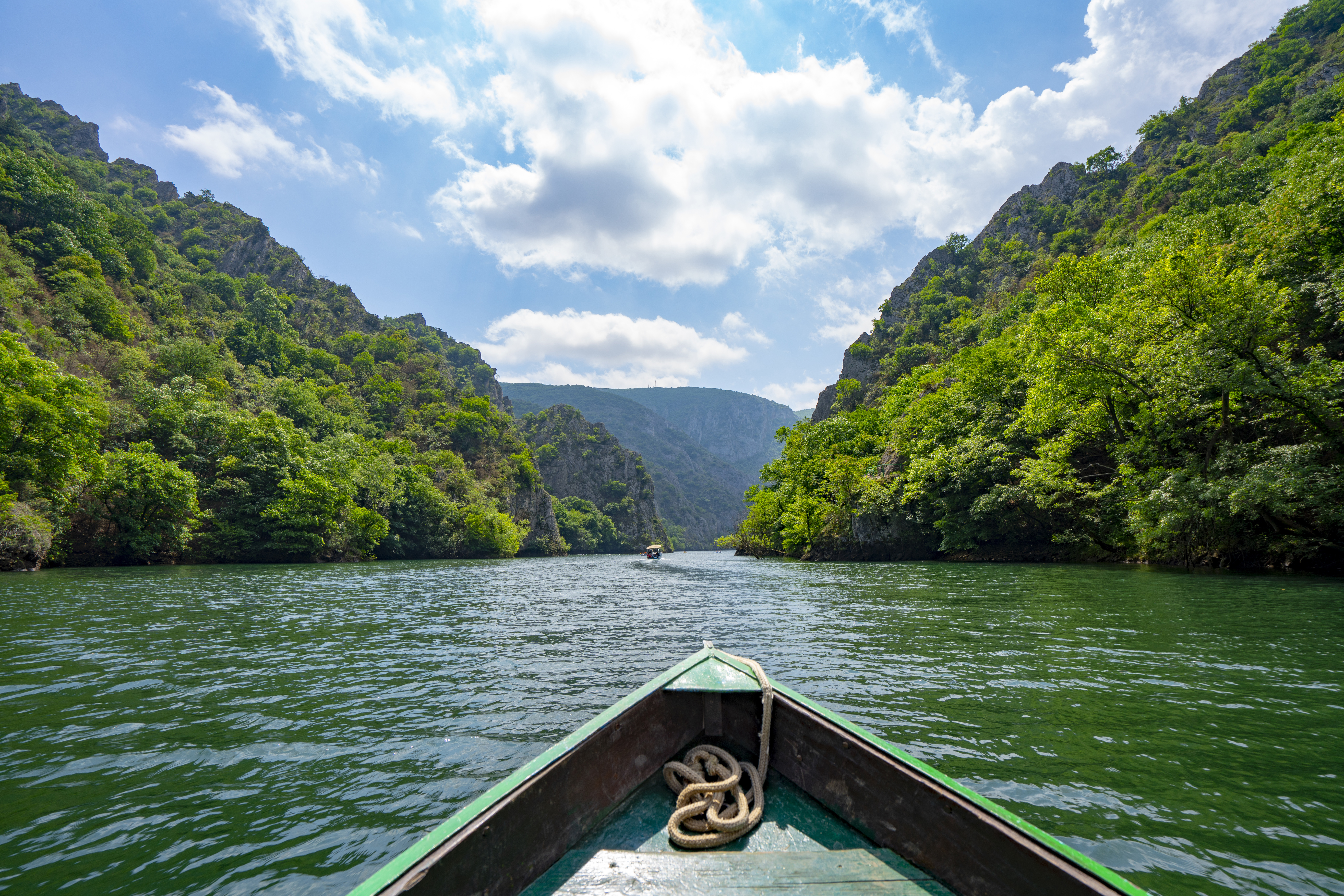 Spidsen af en jolle, der sejler i Matka Canyon i Nordmakedonien.