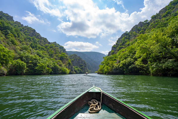 Spidsen af en jolle, der sejler i Matka Canyon i Nordmakedonien.