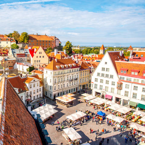 Luftfoto om sommeren af det centrale torv i den gamle bydel i Tallinn i Estland.