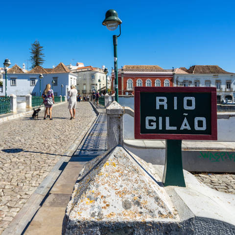 Den romanske bro over Gilaofloden i Tavira i Portugal.