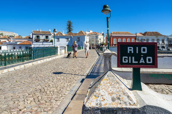 Den romanske bro over Gilaofloden i Tavira i Portugal.