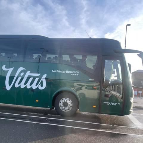 Bus fra Gadstrup Bustrafik med Vitus-logo.