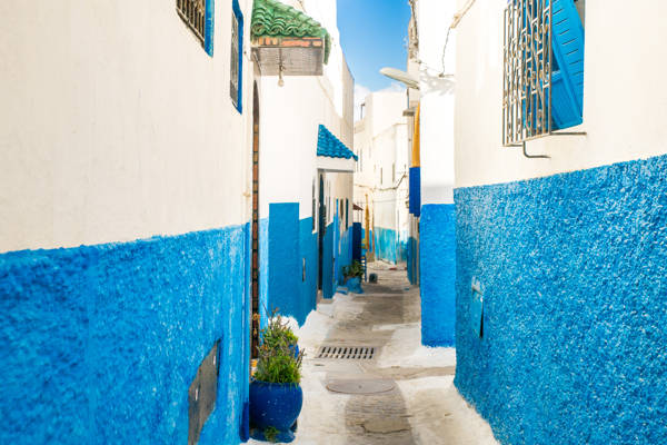 De smukke blå- og hvidmalede huse i Kasbah des Oudayas i Rabat i Marokko.