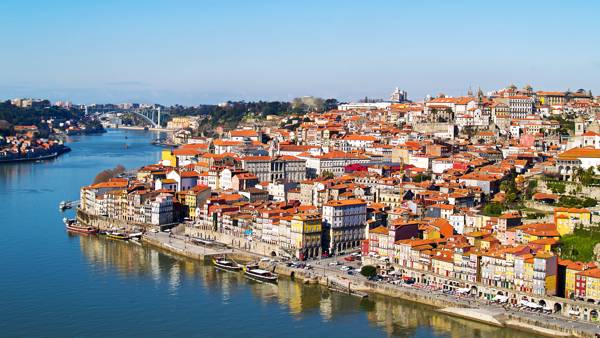 Luftfoto af den gamle bydel i Porto og Dourofloden i Portugal.