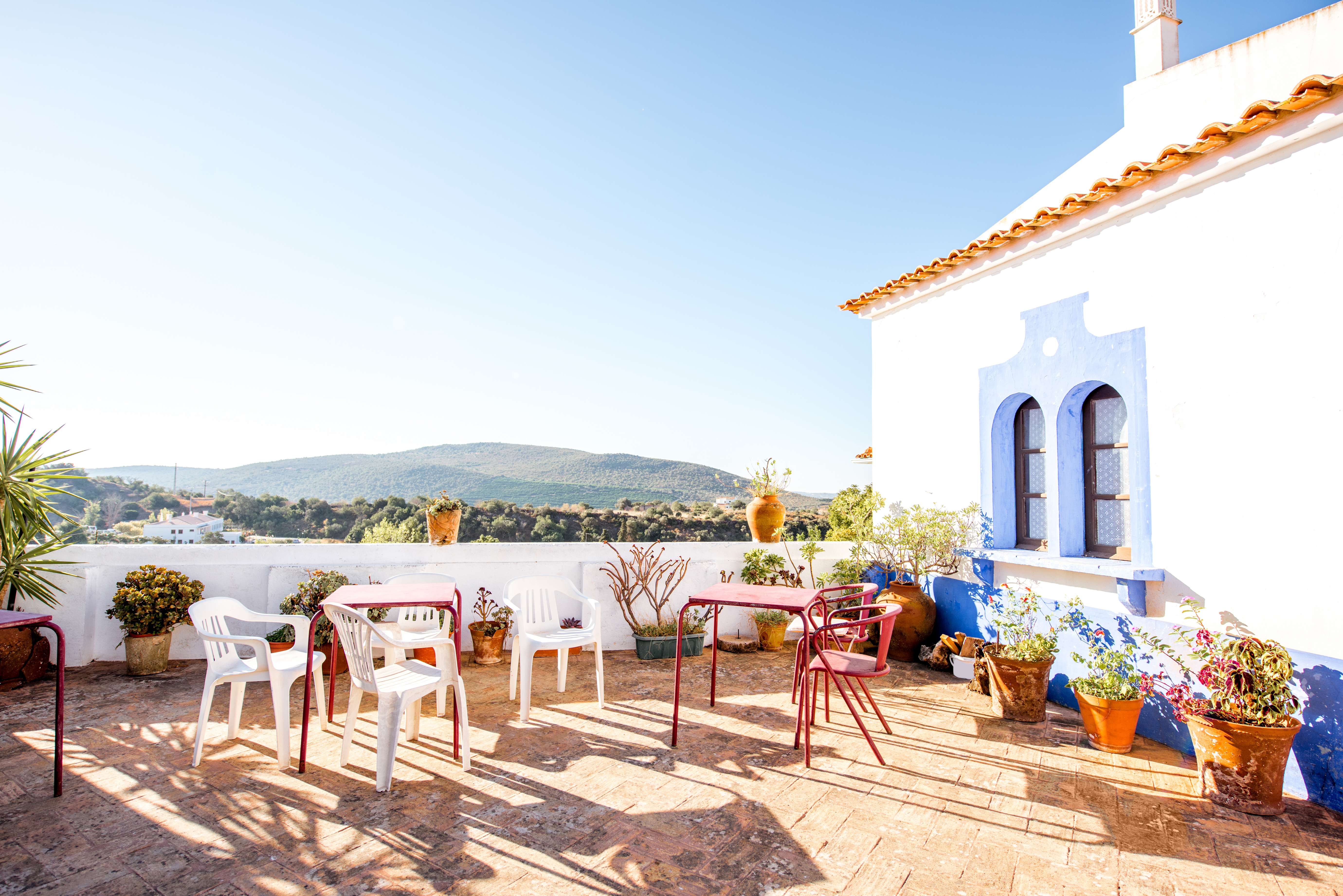 De smukke hvide huse i den portugisiske by Alte.