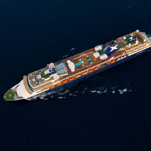 Luftfoto af Celebrity Infinity fra Celebrity Cruises.