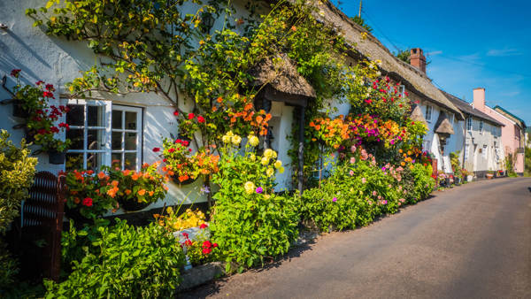 Små blomsterprydede huse i Cotswolds i Storbritannien.