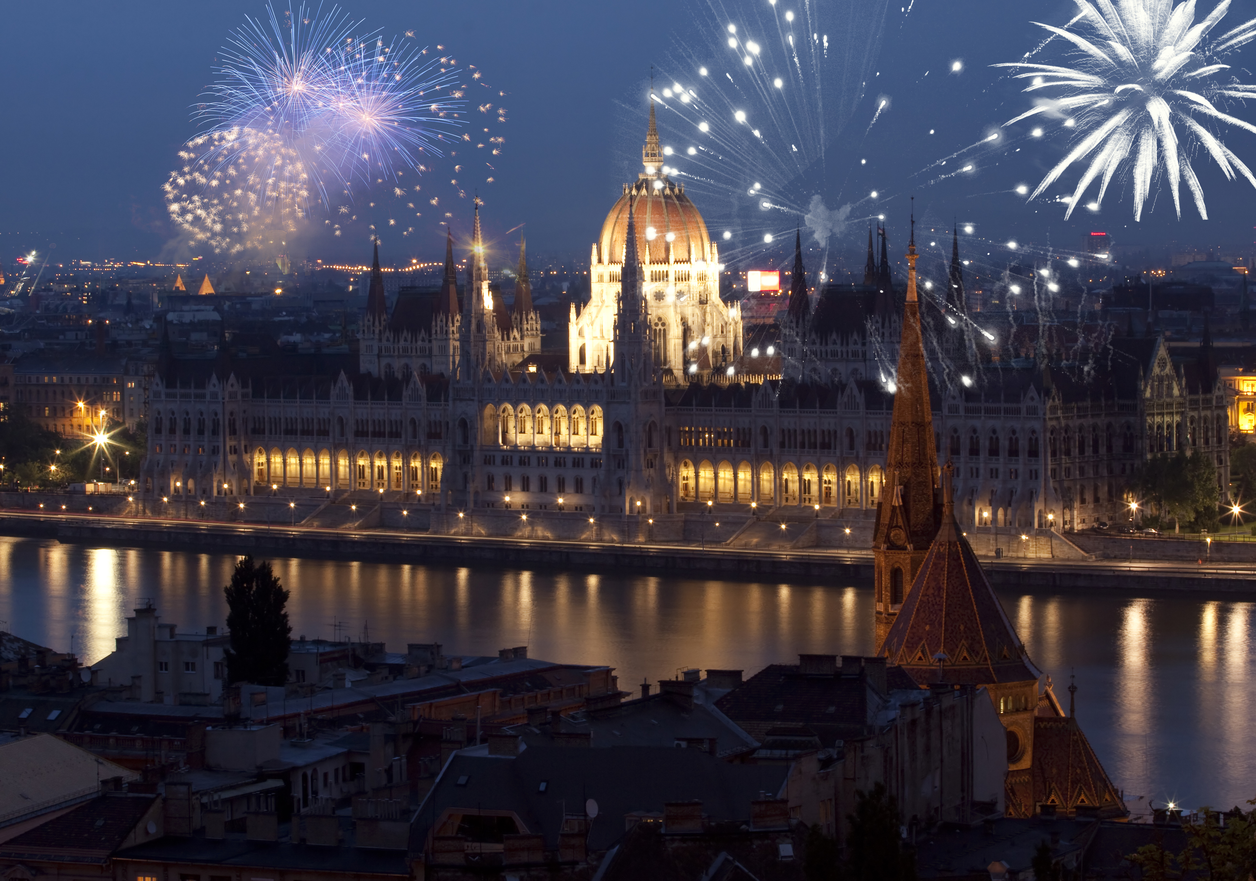 Nytårsfyrværkeri over parlamentet i Budapest i Ungarn.