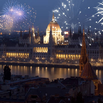 Nytårsfyrværkeri over parlamentet i Budapest i Ungarn.