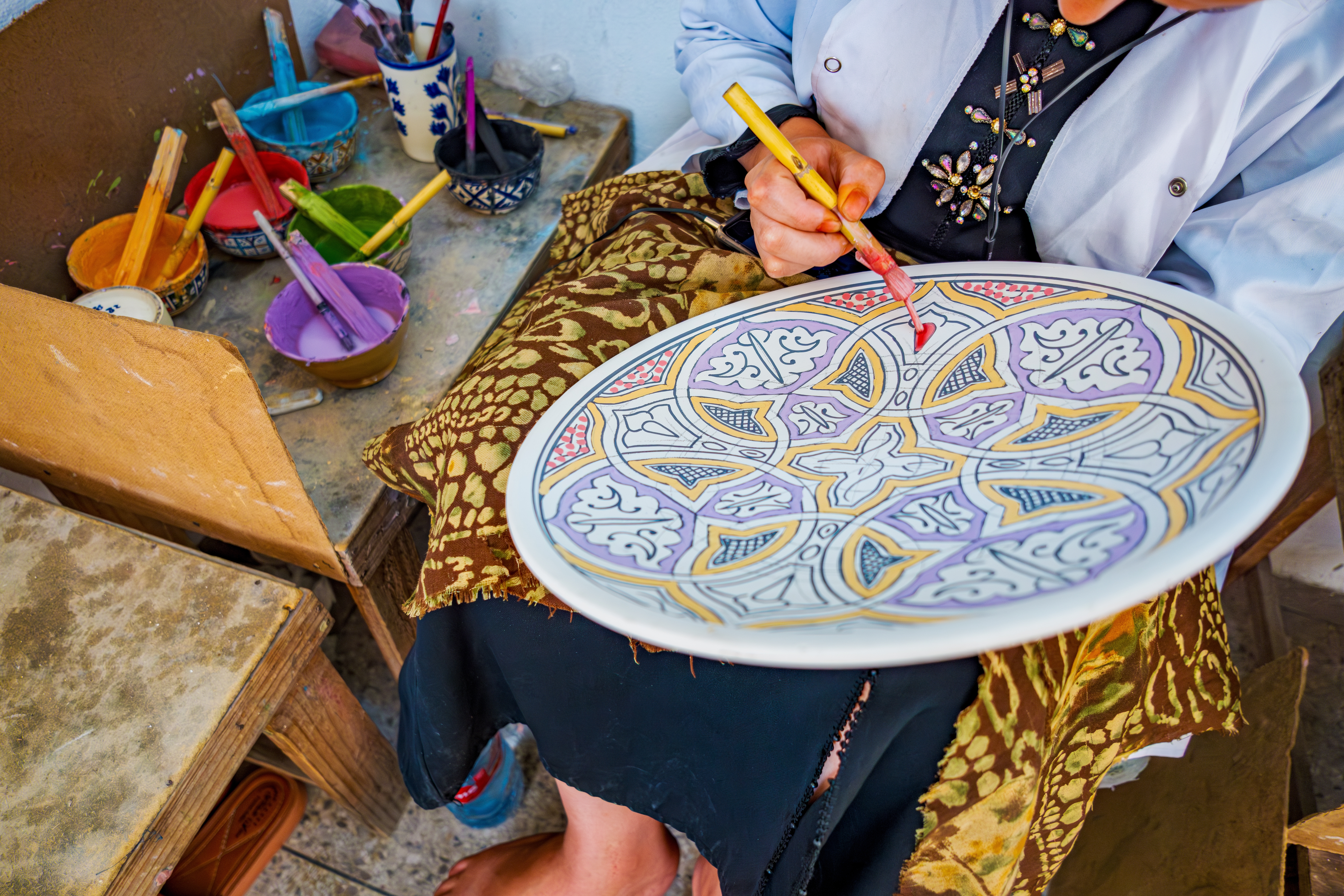 Håndmaling af keramik er en levende tradition i Fez i Marokko.