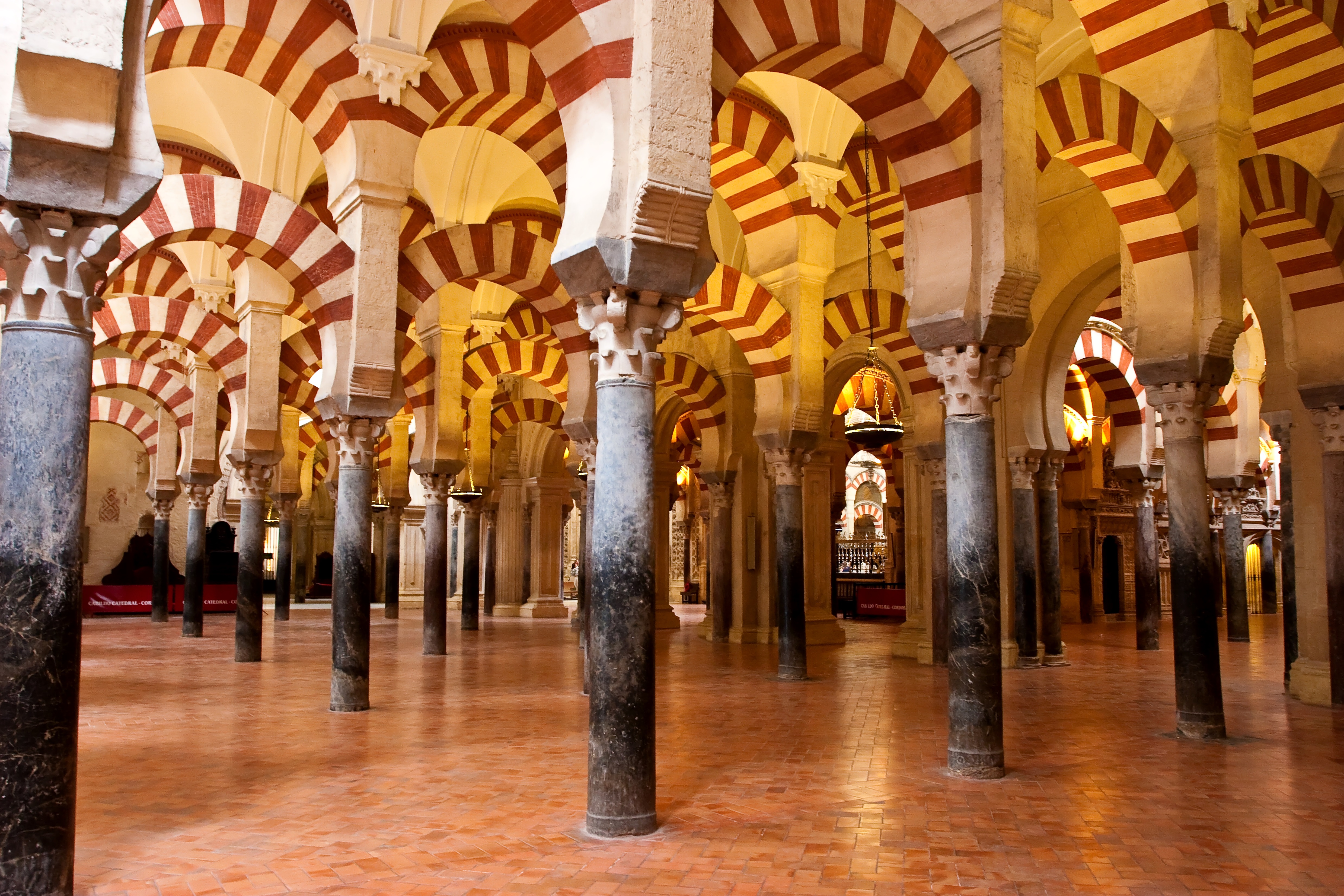 De smukke søjler og buer i Mezquitaen, der er både en moské og katedral i Cordoba i Spanien.