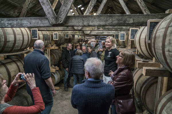 På rundtur bland whiskytønderne hos Stauning Whisky.