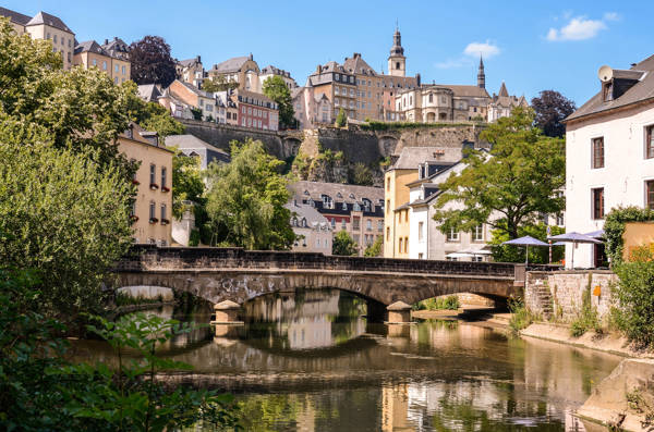 Bro over floden i Luxembourgs gamle bydel.