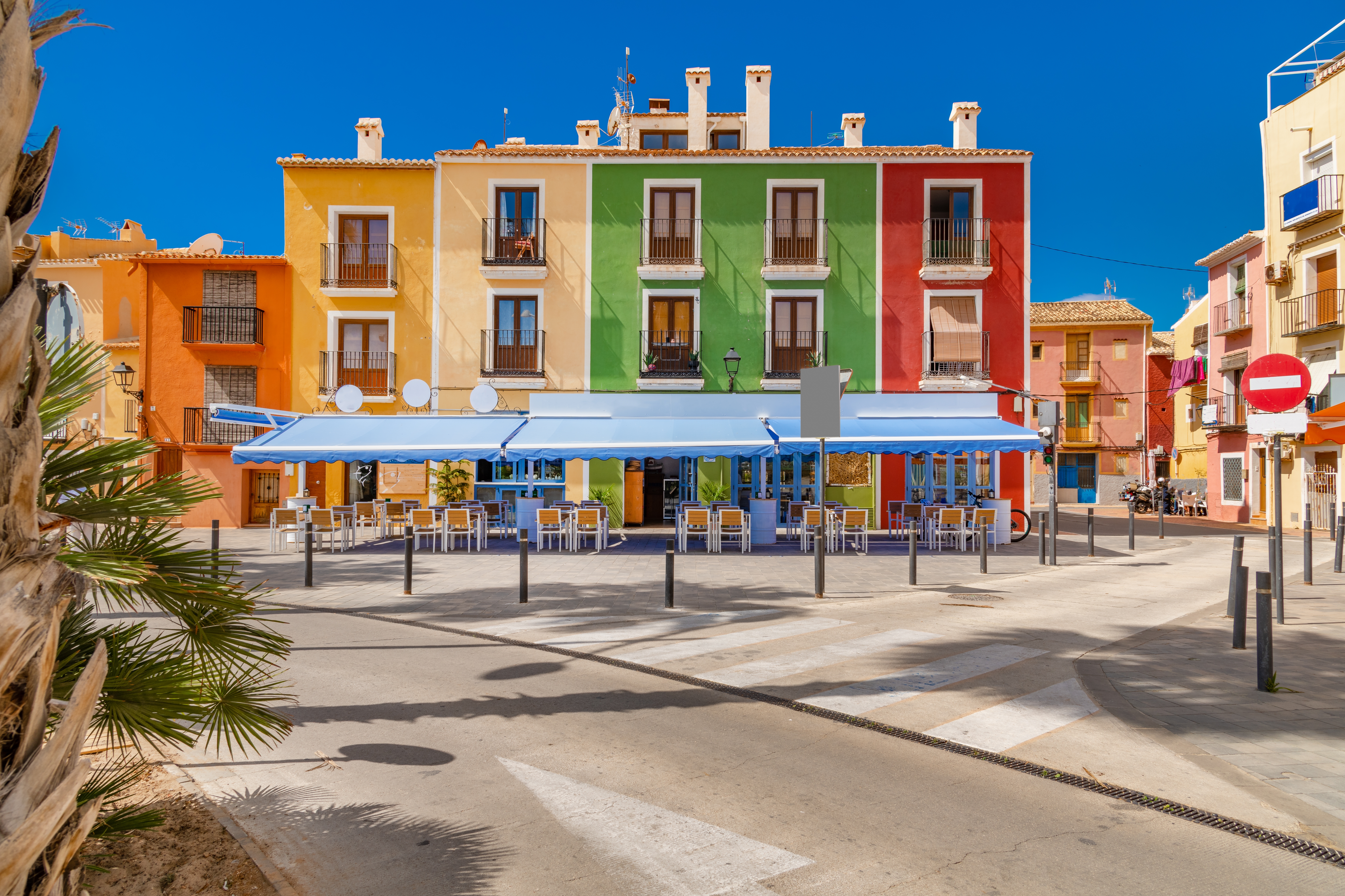 Fortovscafe i de farverige gader i Villajoyosa på Costa Blanca i Alicante i Spanien.