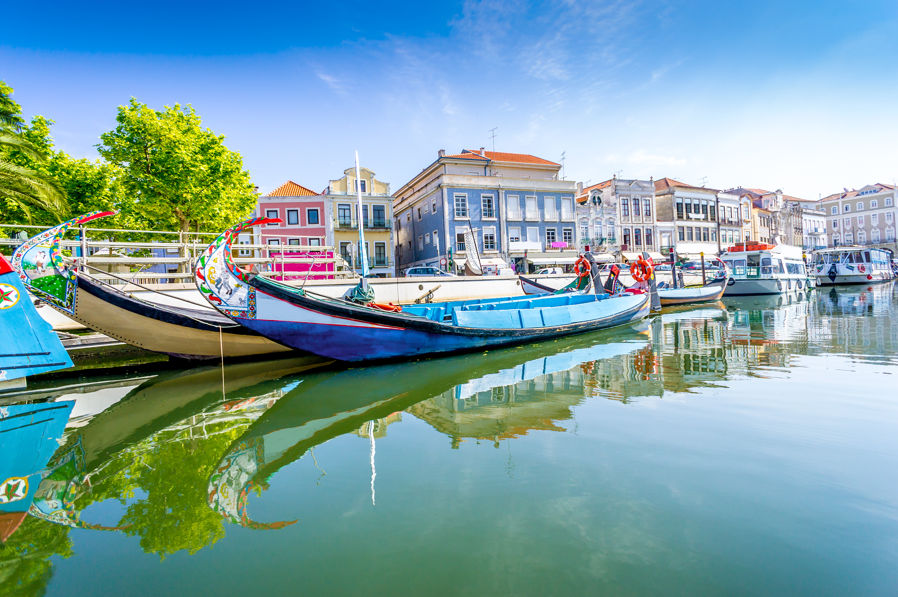 Både, der ligger for kaj i kanal i Aveiro i Portugal.