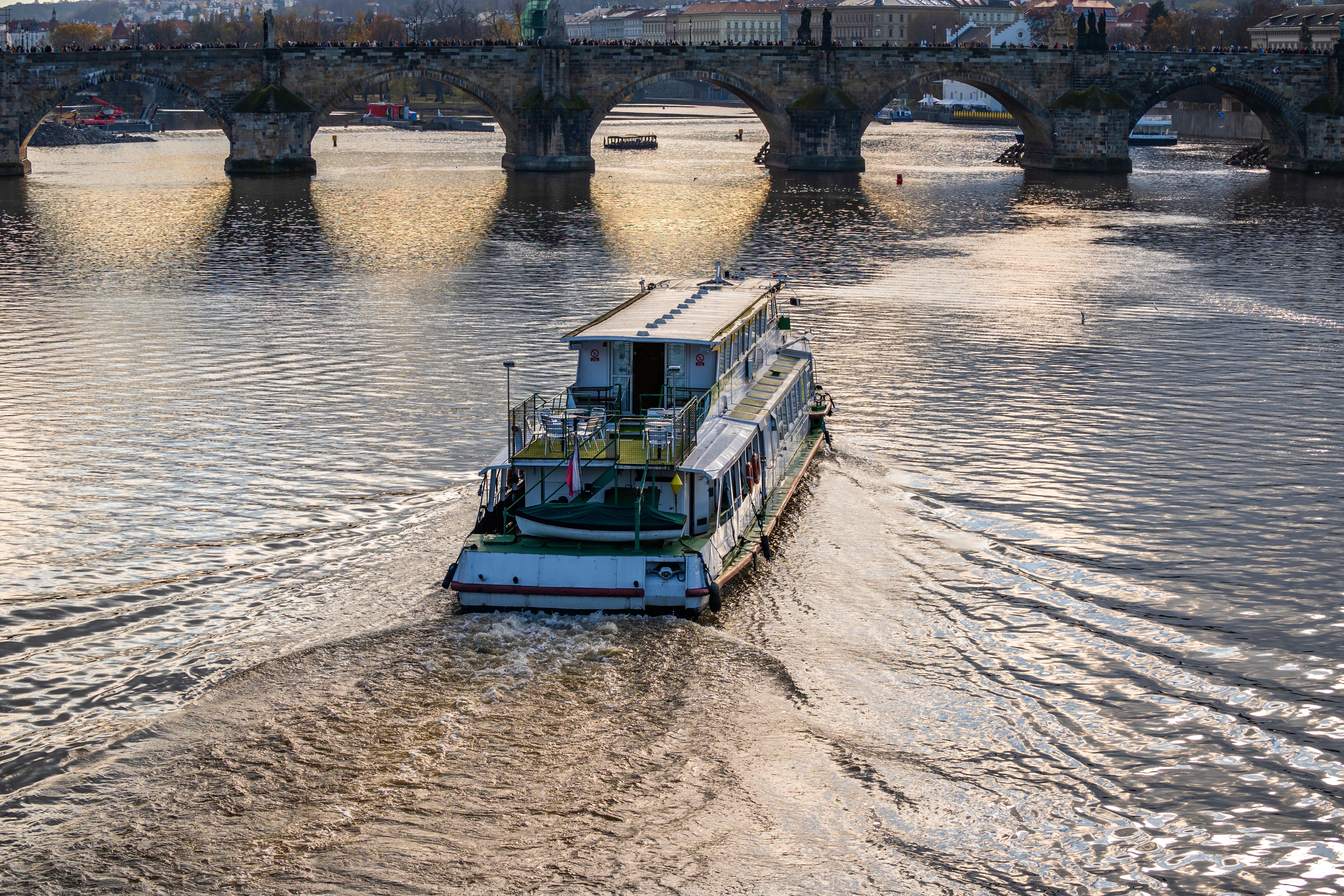 Sejlads på Moldau ved Karlsbroen i Prag i Tjekkiet.