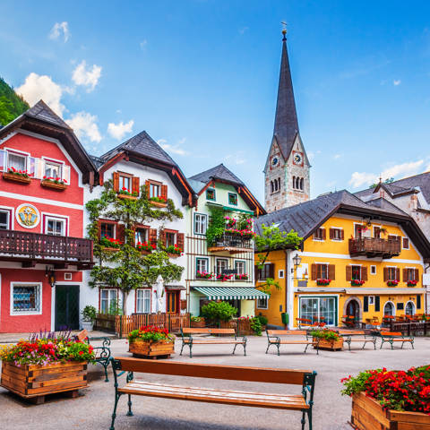 Den idylliske gamle bydel i Hallstadt i Østrig.