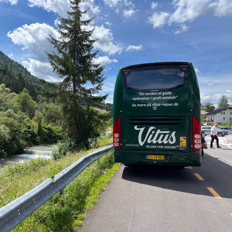 Pause ved en rasteplads med Vitus-bussen.