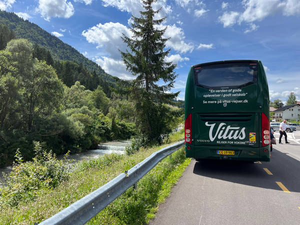 Pause ved en rasteplads med Vitus-bussen.