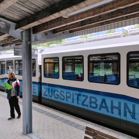 Tog ved perron på den ikoniske Bayerische Zugspitzbahn i Tyskland.