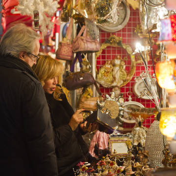 To personer ved en bod på et julemarked i Italien.