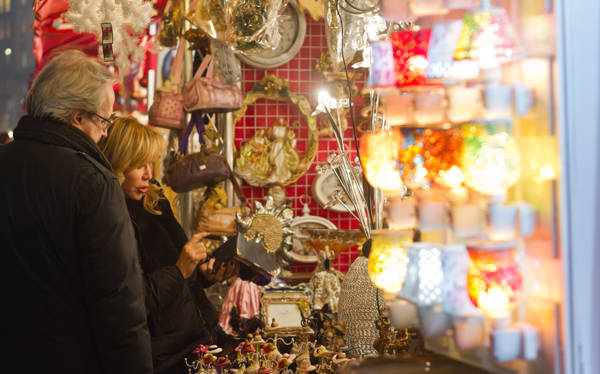 To personer ved en bod på et julemarked i Italien.