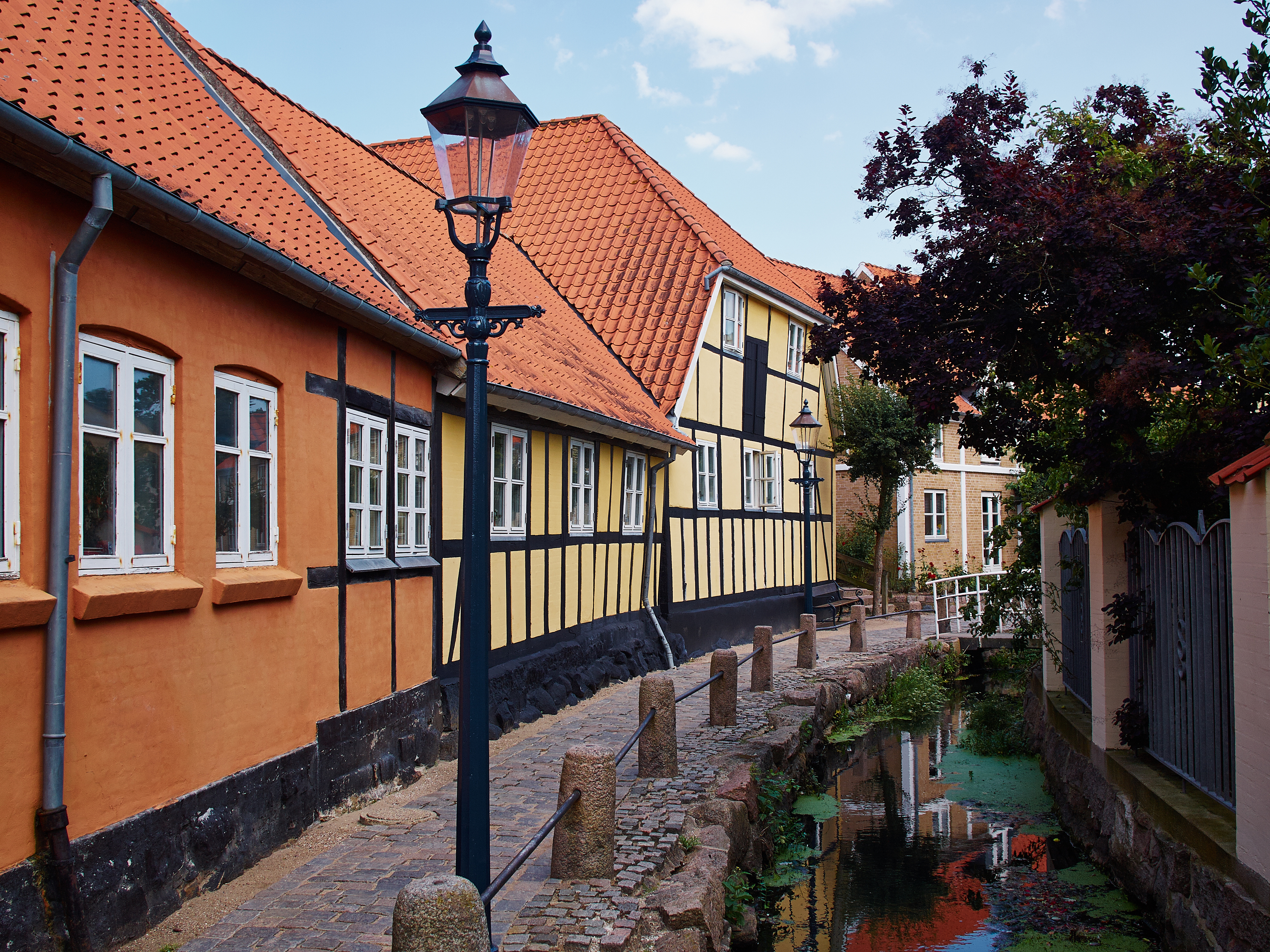 Bindingsværkshuse i en brolagt gyde i Bogense på Fyn.