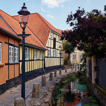 Bindingsværkshuse i en brolagt gyde i Bogense på Fyn.