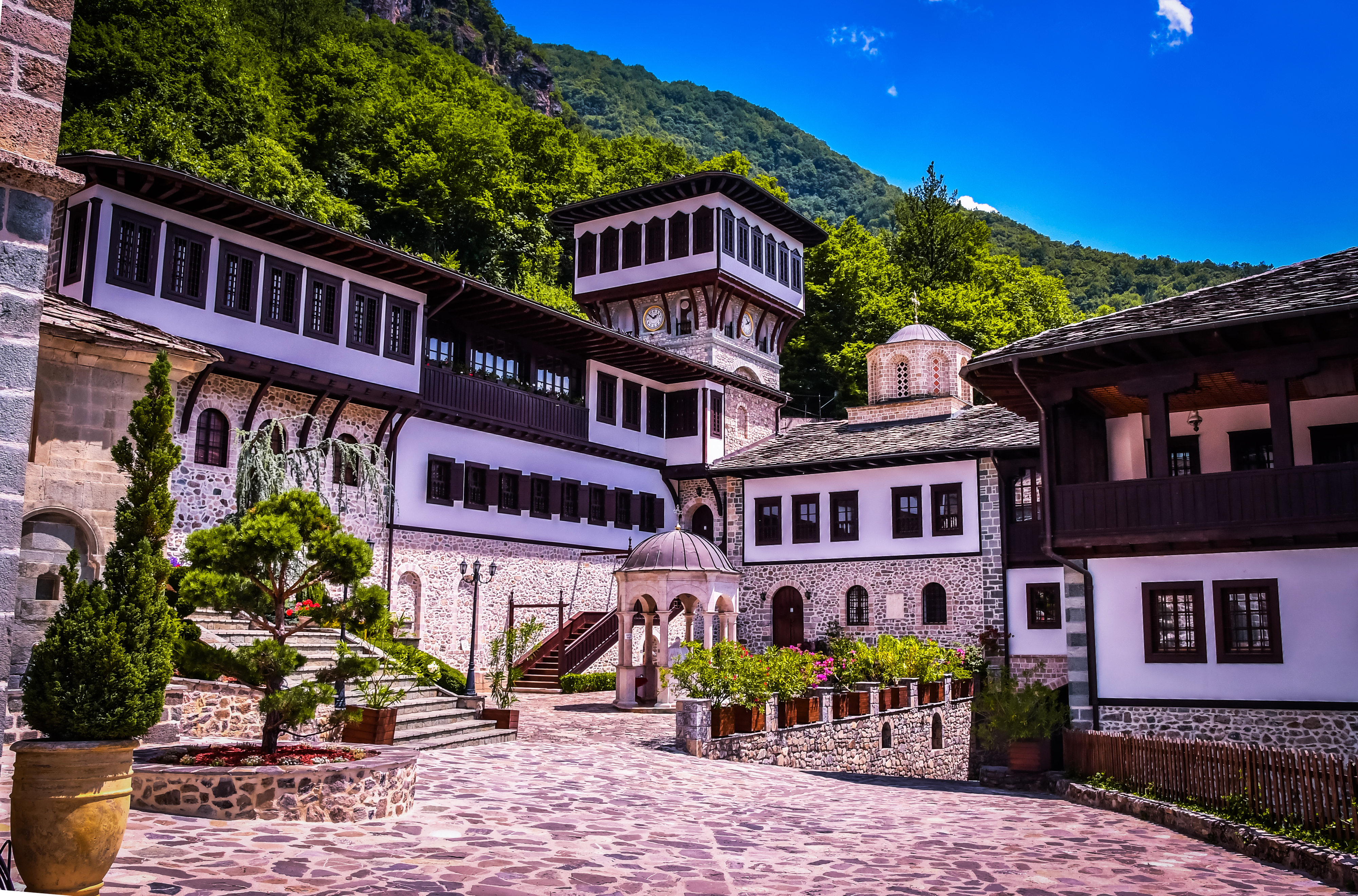 Gården ved Sankt Jovan Bigorski-klosteret i Nordmakedonien. 