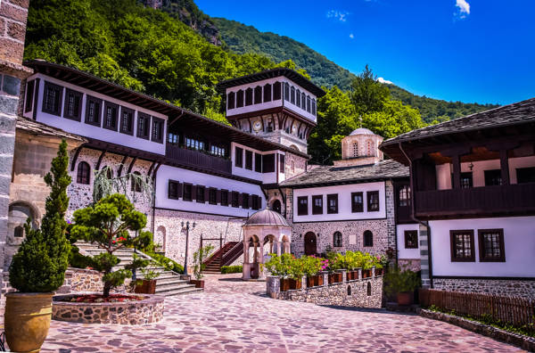 Gården ved Sankt Jovan Bigorski-klosteret i Nordmakedonien.