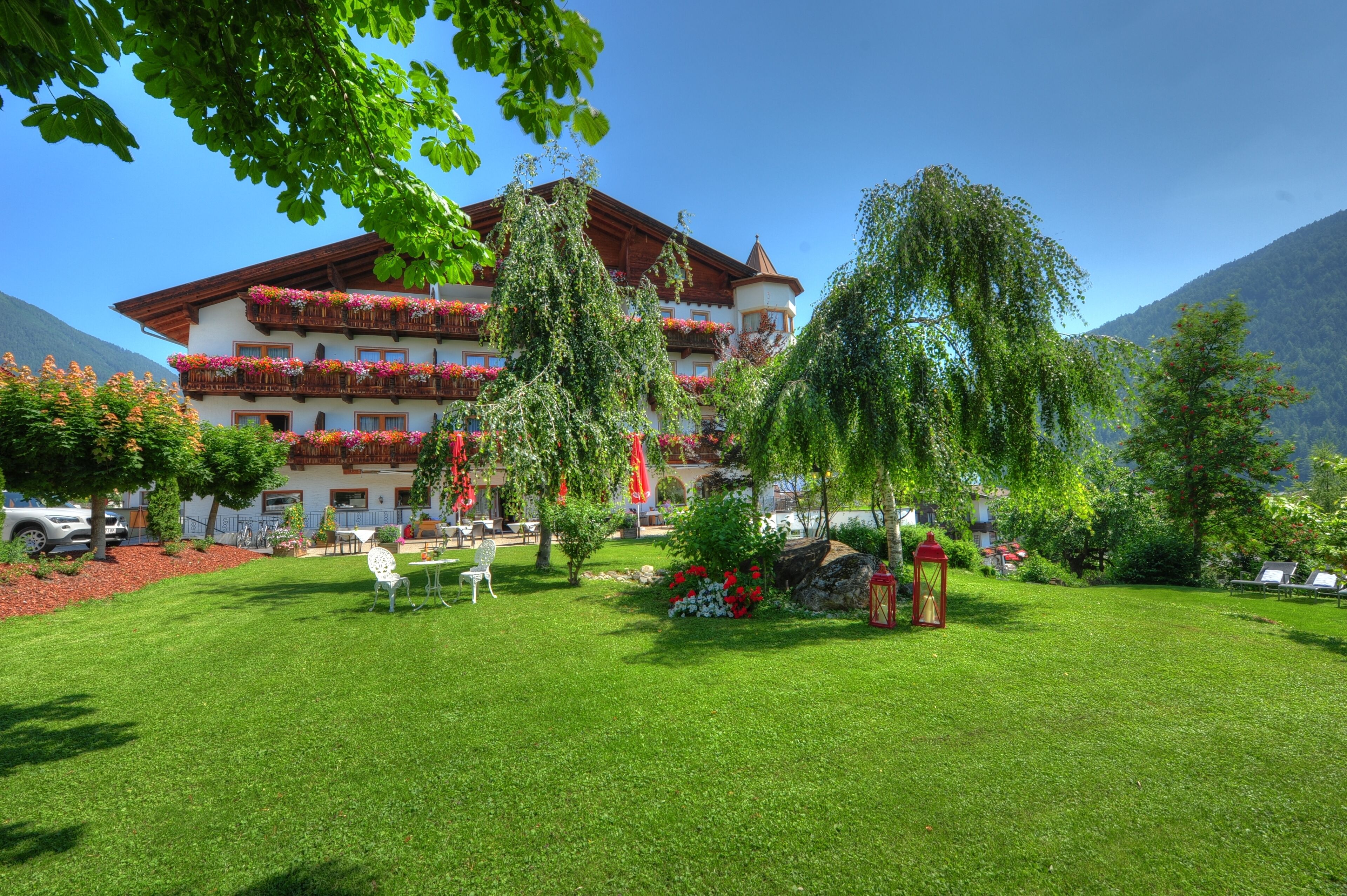 Hotel Das Posthaus stubai & smart i Fulpmes om sommeren.