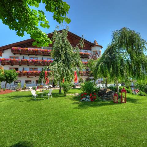 Hotel Das Posthaus stubai & smart i Fulpmes om sommeren.