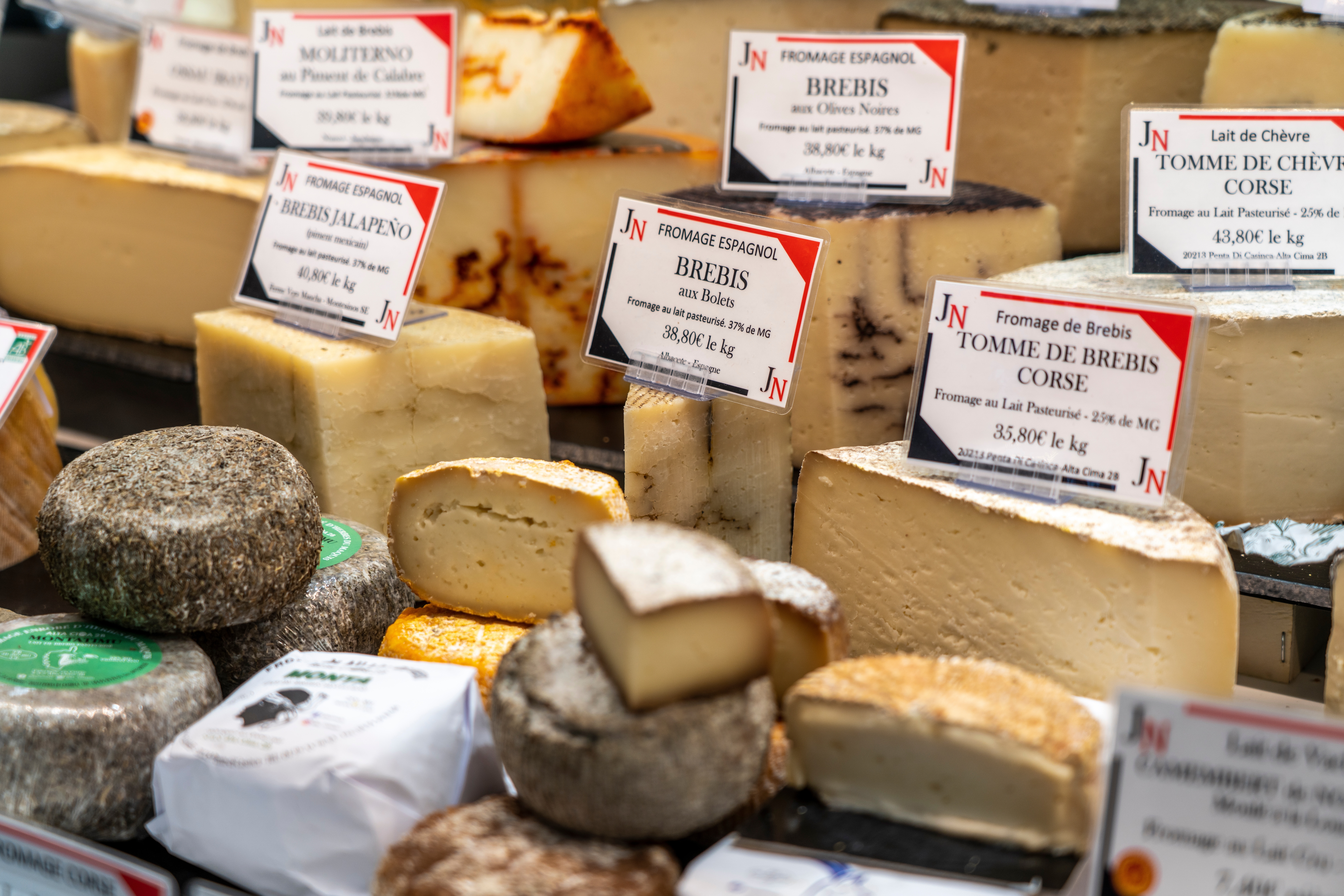 Klassiske franske oste på Talensac-markedet i Nantes.