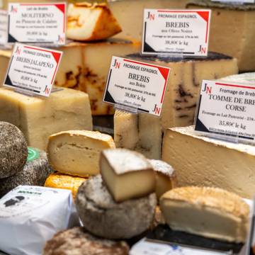 Klassiske franske oste på Talensac-markedet i Nantes.