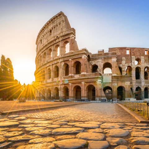 Solopgang ved Colosseum i Rom i Italien.