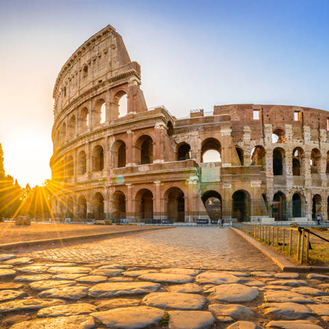 Solopgang ved Colosseum i Rom i Italien.