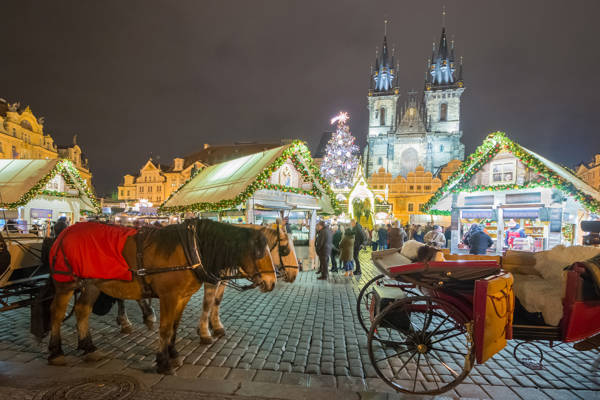 Det hyggelige julemarked i den gamle bydel af Prag i Tjekkiet.