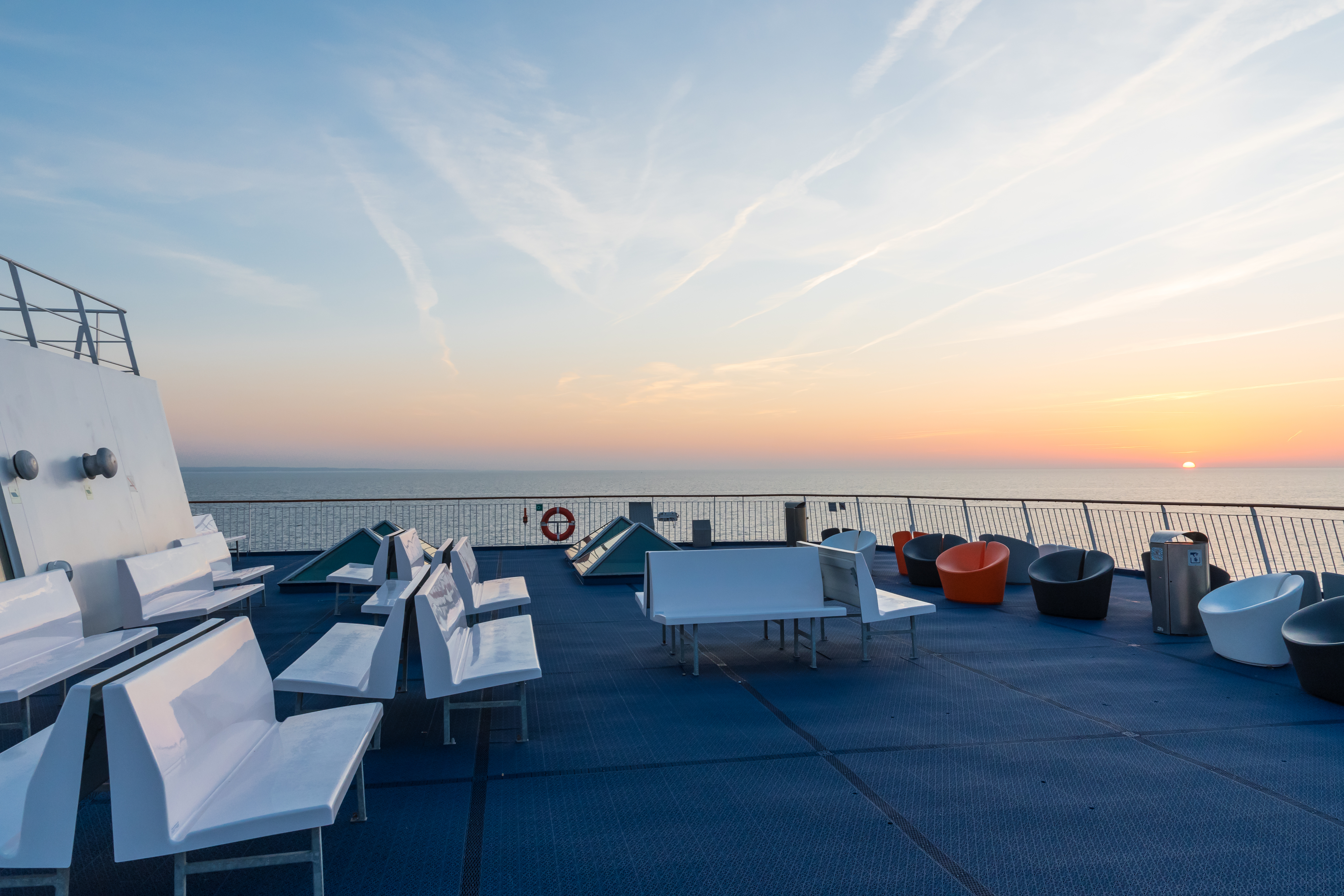 Solnedgang fra over havet set fra rælingen ombord på en færge fra Scandlines.