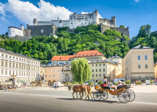 Hestevogn med turister i Salzburg i Østrig.
