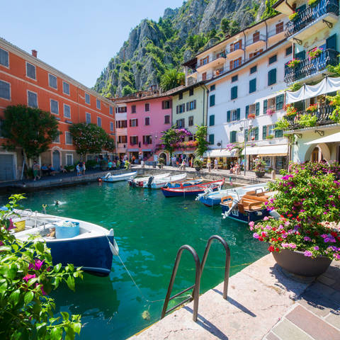 Lille lystbådehavn i Limone ved Gardasøen i Italien.