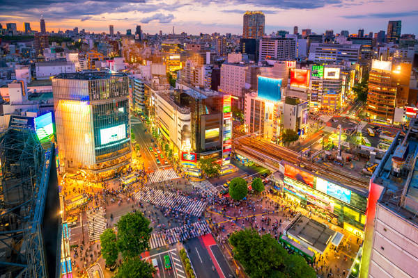 Det verdensberømte fodgængerfelt Shibuya Crossing i Tokyo i Japan.